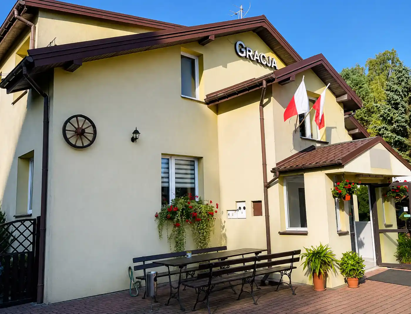 Budynek Hotelu Gracja wśród zieleni w Wesołej w Warszawie